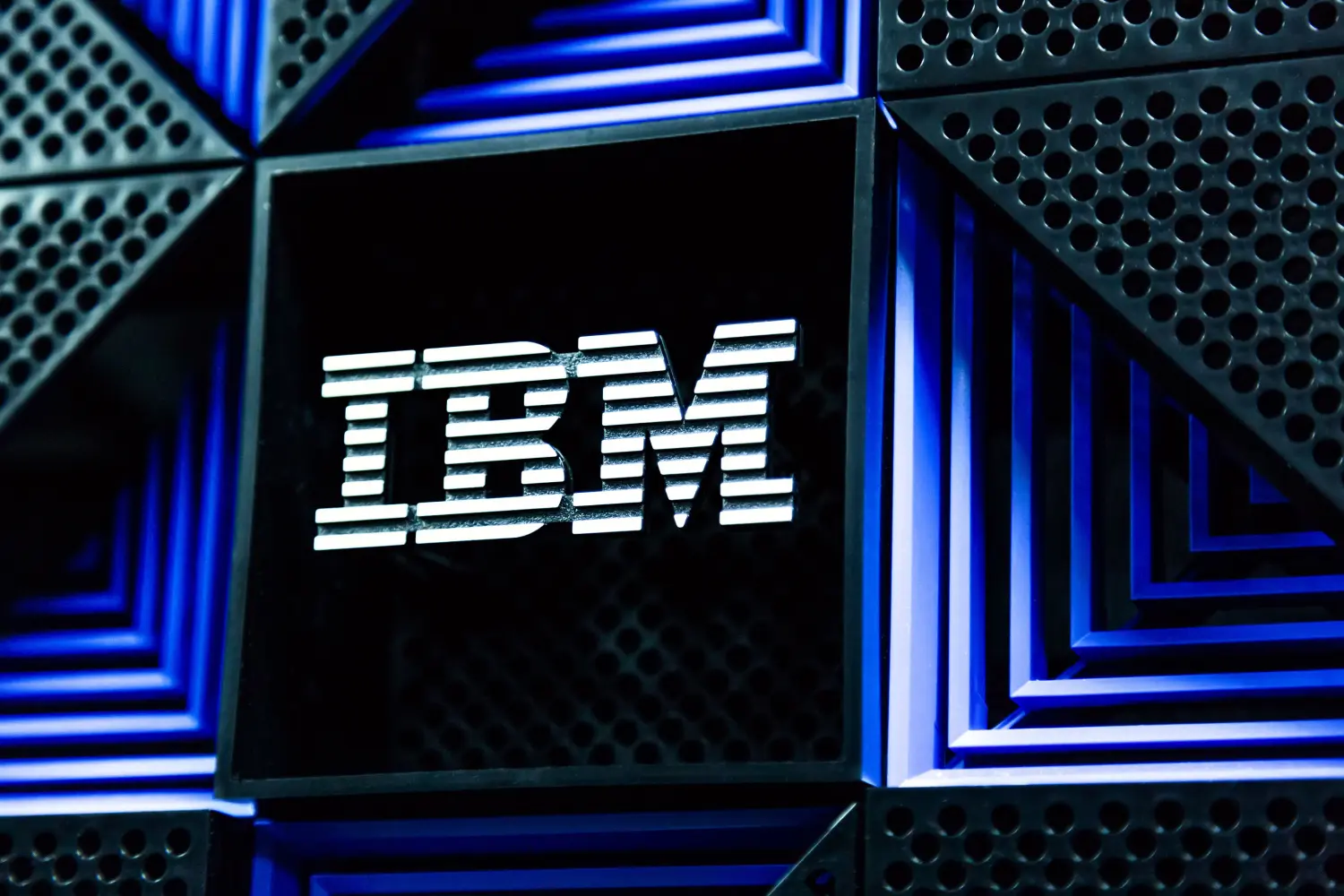 IBM aposta em nova geração de IA híbrida para empresas