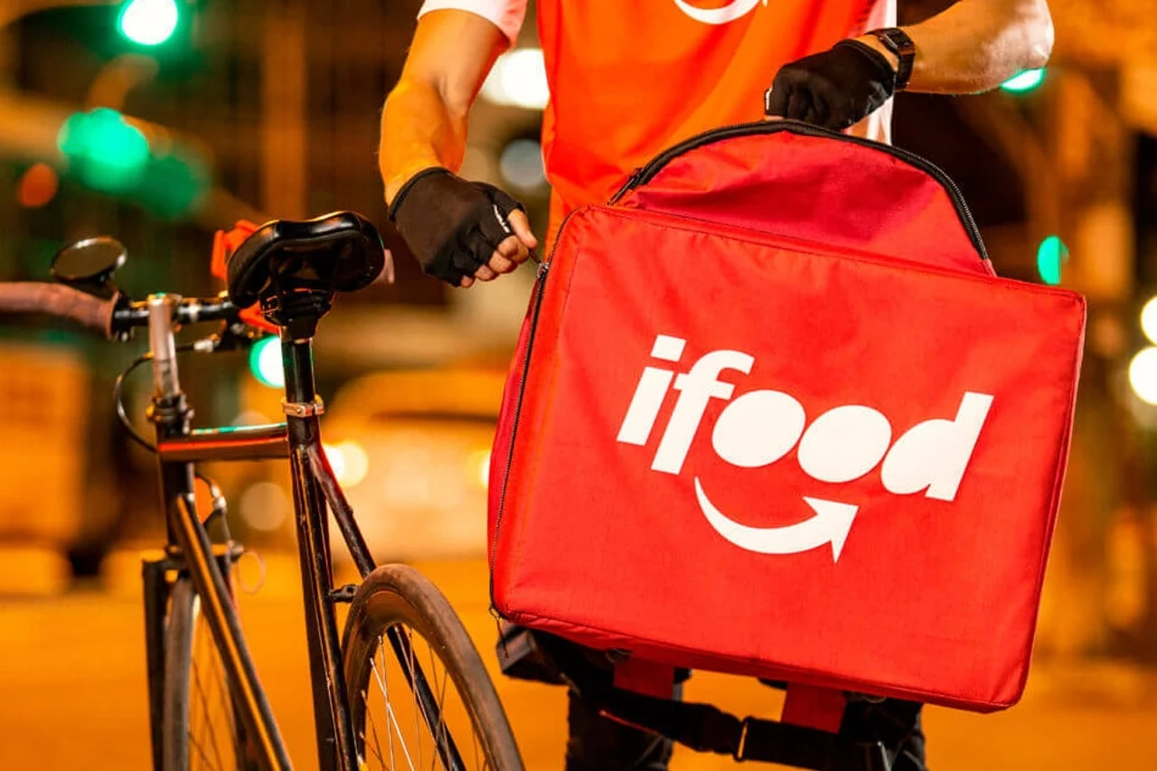 Novo golpe do iFood rouba dados do Android 1 Motorista do iFood. Imagem: IA
