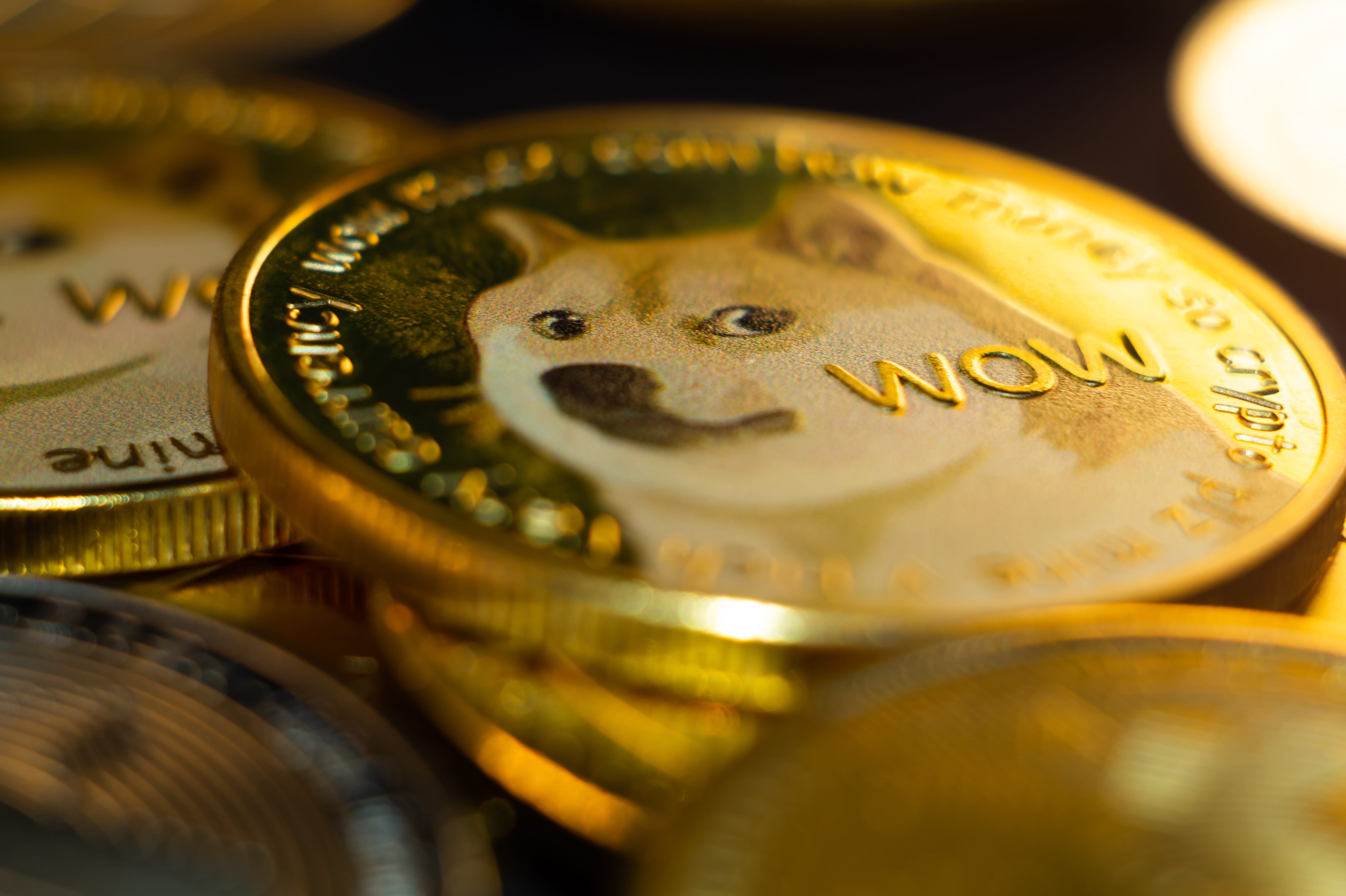Memecoins em queda: Popularidade despenca 90% em um ano 1 Queda da popularidade das memecoins no mercado cripto durante 2025.
