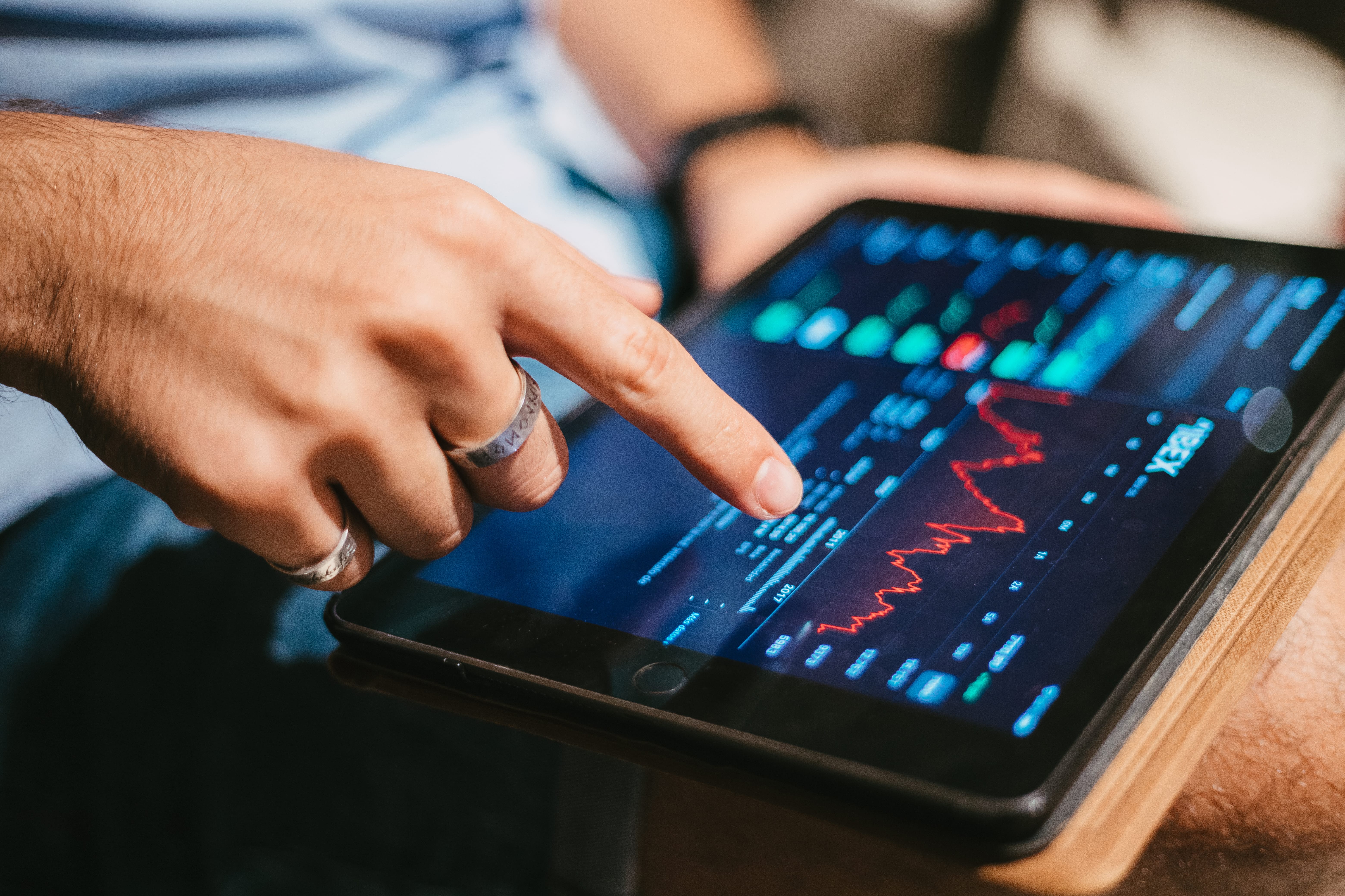 Tokens com grandes desbloqueios: o que pode acontecer agora? 1 Ilustração com gráficos de desbloqueio de tokens Aptos, Linea e Cheelee, representando os principais tokens para acompanhar na semana